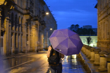 Caminando bajo la lluvia