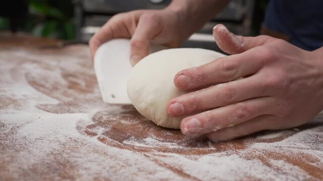 Chef preparando la masa para pizza