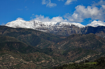 Fototapeta premium Topa topa Mountain in snow with cloudy sky
