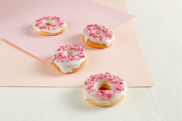 Obraz na płótnie Canvas pink donut with icing