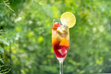 果物がたっぷり入った紫蘇ジュースのフルーツカクテル