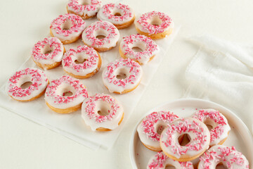 donuts with icing sugar