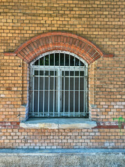 Fenster vergittert Backsteinmauer 