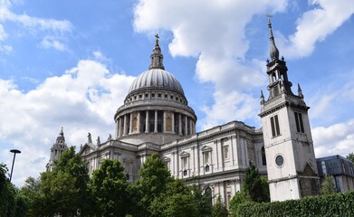 Fototapeta na wymiar St Pauls Cathedral London on a summer day