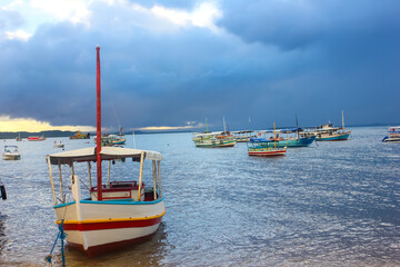 Barcos playa y torementa