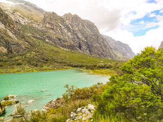 Fototapeta na wymiar Turquoise lagoon in the mountains of peru near huaraz