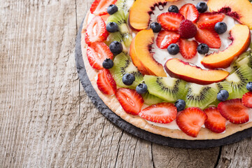 Fruit pizza with fruit and berries .