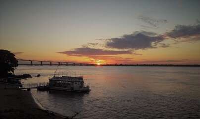 Horizonte al atardecer, puente y barco