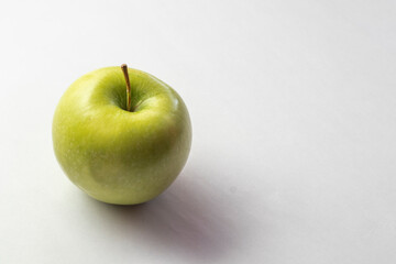 Manzana en fondo blanco