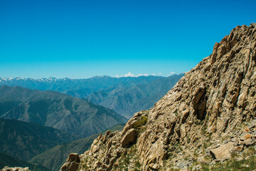 Fototapeta na wymiar mountain view from the top of the mountain