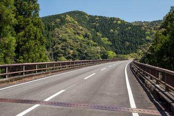 低山をバックに舗装道路