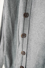graues Kleidungsstück mit Knopfleiste close up