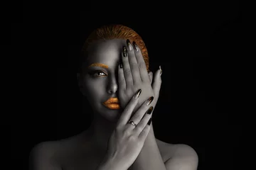 frau mit goldenem make-up im set mit nagelmaniküre, augenbrauen, haaren © hbrh