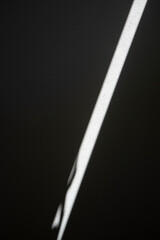 光と影の斜めライン　光　影　陰　陰影　モノトーン　白黒　線　余白　コピースペース　ホワイトスペース　文字スペース　背景　背景素材　グラフィック素材　グラフィック背景　デザイン