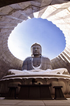 Buda en la colina, dentro de un templo en el cementerio Makomanai Takino, Jap&oacute;n