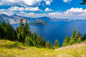 View of Wizard Island in the Sapphire Blue Waters of Crater Lake, Oregon - obrazy, fototapety, plakaty