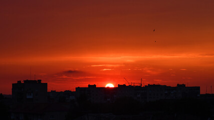 Fototapeta premium Dramatic golden sunset over the city skyline