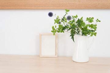 シンプルな観葉植物と木製フレームと鏡　　ホワイトスペース