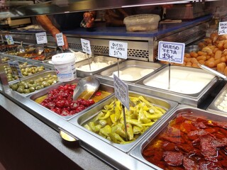 おいしそうなタパスやオリーブ、市場にて/Tapas shop at market
