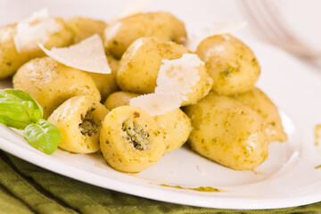 Potato gnocchi stuffed with pesto sauce.	