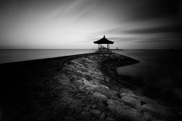 Bali dans les nuages de mouvement lent de fine art noir et blanc