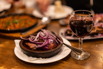 Roast beef on a pottery plate, a traditional Georgian food. 