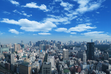 東京の街並みと青空イメージ