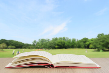 読書と新緑と青空背景イメージ
