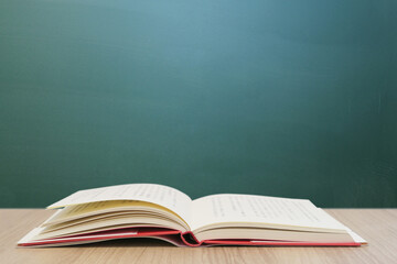 読書と黒板背景イメージ