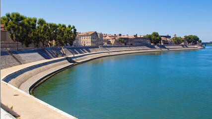 Le Rhône à Arles.