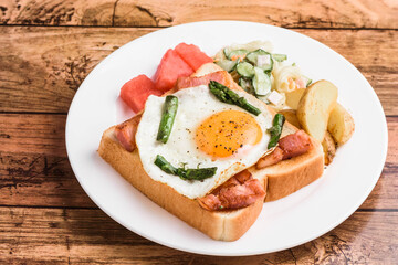 モーニングイメージ　目玉焼きトースト