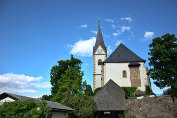 Fototapeta na wymiar Hauptaufgang zur Pfarrkirche Maria Wörth in Kärnten - direkt am Wörthersee