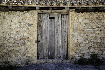 Fototapeta na wymiar Old wooden door in an abandoned house