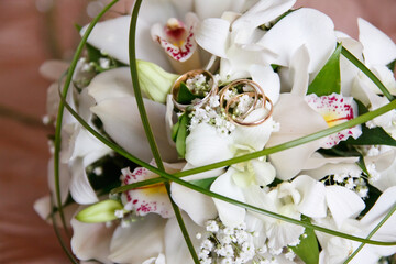 Obraz na płótnie Canvas bright wedding bouquet of summer flowers with wedding rings