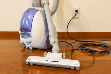 コンセントに接続された掃除機
