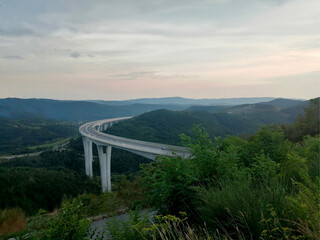Obraz premium bridge in the mountains