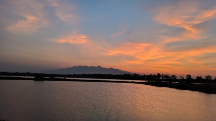 Fototapeta premium The sun sets over the ponds and beautiful sky