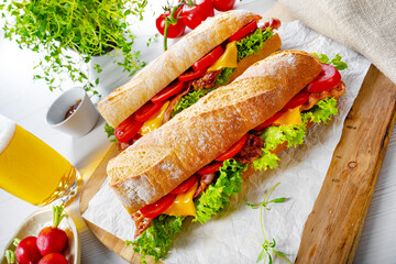 crispy baguette with bacon, tomatoes and cheese