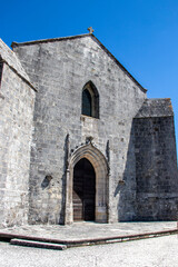 Fototapeta na wymiar Talmont-sur-Gironde. Façade et entrée de l'église Sainte-Radegonde. Charente-Maritime. Nouvelle-Aquitaine 
