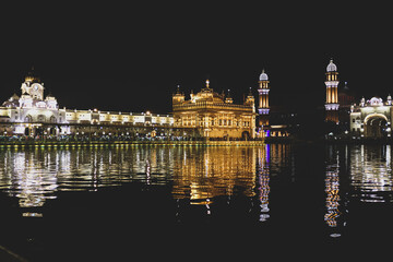 Obraz premium night view of golden temple