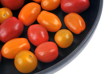 Assiette de tomates cerises sur fond blanc