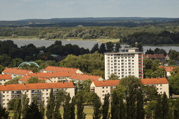 Fototapeta na wymiar Wohnen in der Stadt Brandenburg; Blick von der Friedenswarte zum Beetzsee