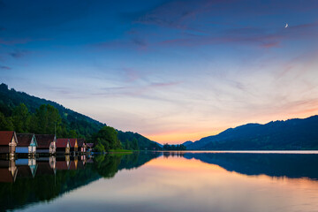 Mond mit Himmel am Abend über See - Großer Alpsee in Immenstadt im Allgäu im Sonnenuntergang