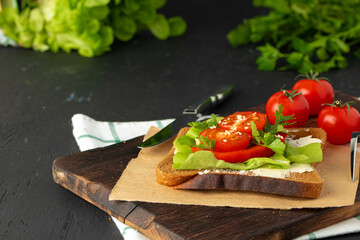 Sandwich with cream cheese, tomatoes and lettuce