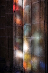 säule mit lichtflecken in einer kirche