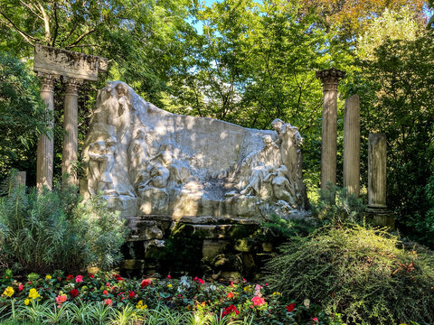 La Fontaine Du Rêve Du Poète Monument Hommage à Alfred De Musset 1 Place Du Canada Jardin De La Nouvelle France Paris VIII
