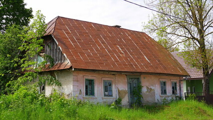 Fototapeta na wymiar ein wohl im Balkankrieg zerstörtes Haus in der Nähe von Gospic, Kroatien