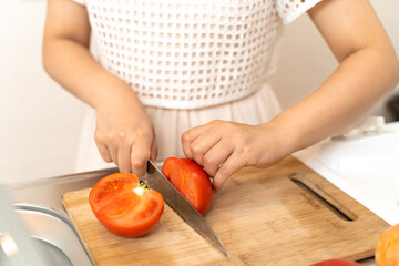 台所に立つ若い主婦