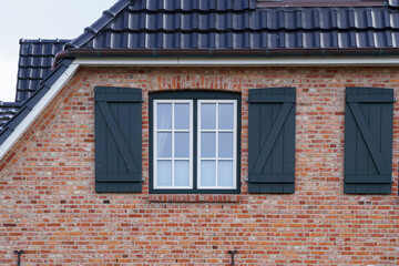 Fenster mit Fensterladen 