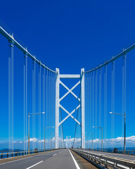 真夏の青空、瀬戸大橋を走る（南備讃瀬戸大橋）